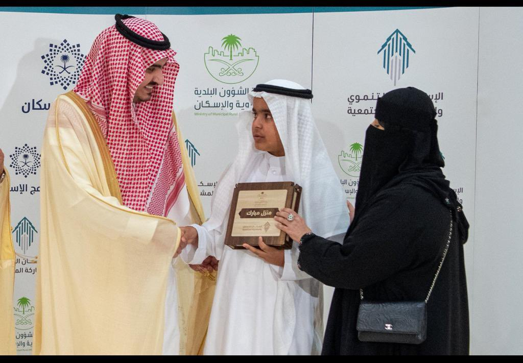 سلم نائب أمير منطقةمكةالمكرمة 525 مستفيدا من الإسكان التنموي والأحياء المُزالة مساكنهم الجديدة بحضور معالي م.عبدالله البدير كما كرم سموه جمعية  بنيان للإسكان وتمثلها ا.حصةالعيسى. وقد دعمت #بنيان أصغر مستفيد بالإسكان التنموي بفرش منزله بالكامل بالشراكةمع جمعيةترميم ومفروشات المنزل
