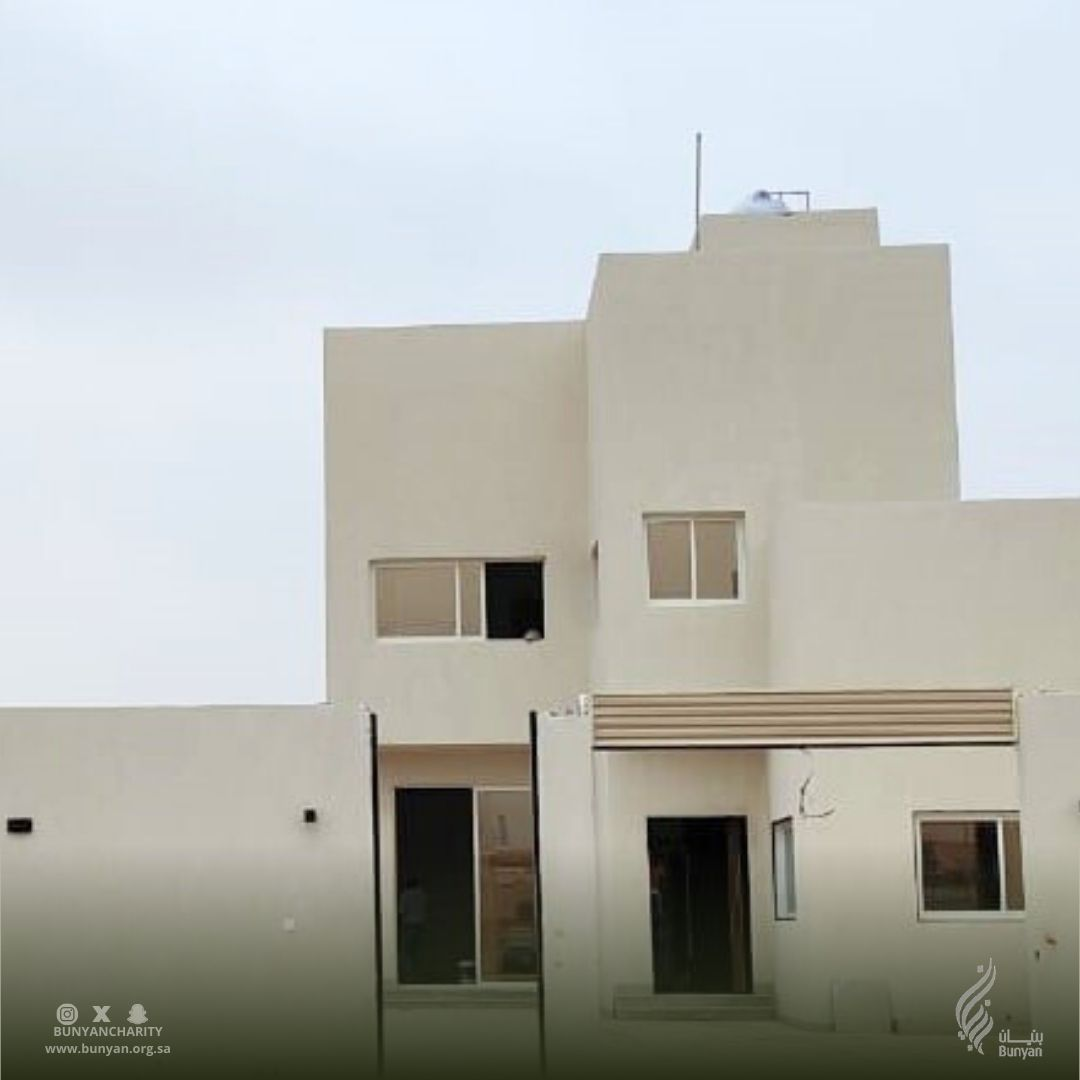 بفضلٍ من الله -عزّ وجلْ- ثم بدعمٍ مالي من  جمعية بنيان الخيرية النسائية للإسكان تم تسليم وحدة سكنية لأحد الأسر السعودية الأشد حاجة في منطقة حـائل حيث تم البناء على أرض المستفيد بإشراف ومتابعة الجمعية الشريكة  جمعية مبرة التطوعية 
@mbrh1
و التي قامت بدورها بتسليم الوحدة للمستفيد بعد انتهاء أعمال البناء. ويعد هذا الإنجاز نتاج برنامج  البناء والترميم للوحدات السكنية و هو أحد برامج الإسكان في الجمعية و الذي يهدف لبناء أو ترميم وإعادة تأهيل مساكن الأسر السعودية الأشد احتيـاجاً على مستـــوى المملكة لتمكينهم من السكن والعيش الكـــريم سعيًا لتحقيق مستهدفات  رؤية السعودية 2030.