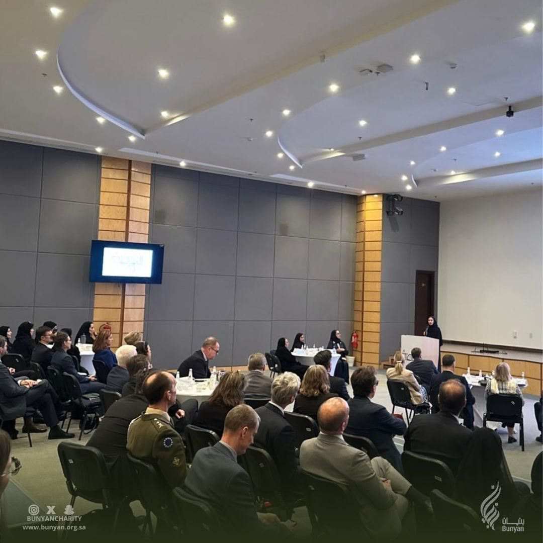 بتوفيق من الله، شاركت  جمعية بنيان الخيرية النسائية للإسكان في لقاء نظمته جمعية النهضة و دعت إليه عددا من الجمعيات الخيرية وذلك لتسليط الضوء على أعمال الجمعيات الخيرية و أهم إنجازاتها لأبراز دور منظمات المجتمع المدني في السعودية في دعم الأسرة و المرأة و الطفل ، و ذلك بحضور وفد من الاتحاد الأوروبي. وقد مثل  بنيان في هذا اللقاء الأستاذة فوزية المعجل، رئيس مجلس الإدارة و الأستاذة نورة الجماز نائب رئيس مجلس الإدارة و د. الجوهرة القويز عضو مجلس الإدارة . وقدمت رئيسة المجلس عرضًا شاملاً لمسيرة  بنيان و برامجها المتنوعة في تقديم الدعم السكني للأسر الأشد احتياجًا على مستوى المملكة، مشيرةً إلى الإنجازات التي حققتها الجمعية على مدار 13 عامًا من العطاء المتواصل خلال عرض تقديمي مدعم بالأرقام و الأحصائيات. و قد أوضحت حرص  جمعية بنيان على المساهمة في تحقيق مستهدفات  رؤية المملكة 2030 في مجال توفير السكن الملائم لأسر السعودية الأشد حاجة في مختلف مناطق المملكة. وأكدت على حرص الجمعية على الإلتزام بشراكاتها مع القطاع الحكومي ممثلا في وزارة البلديات و الإسكان و وزارة الموارد البشرية والتنمية الاجتماعية و المركز الوطني لتنمية القطاع غير الربحي وكذلك القطاع الخيري ممثلا في الجمعيات الأهلية الشريكة لتحقيق هذه الأهداف النبيلة. حيث أن الجمعية تسعى من خلال هذه البرامج و الشراكات إلى تحسين نوعية الحياة للأسر المستفيدة وتوفير حلول سكنية مستدامة تساهم في تحقيق الاستقرار الاجتماعي.