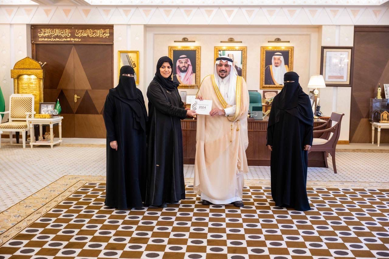 تشرّفت  جمعية بنيان الخيرية النسائية للإسكان بلقاء صاحب السمو الملكي الأمير الدكتور فيصل بن مشعل بن سعود بن عبدالعزيز  أمير منطقة القصيم
وتقديم تقرير شامل عن أعمالها وإنجازاتها في دعم برامج الإسكان وتوفير السكن الكريم للمستفيدين في المنطقة، وذلك خلال استقبال سموه لوفد من مجلس إدارة جمعية بنيان الخيرية للإسكان في مكتبه بمدينة بريدة.
وبعد اطلاعه على برامج الجمعية الاسكانية أشاد سمو  أمير منطقة القصيم بجهود جمعية بنيان للإسكان قائلاً: أفتخر كثيراً بجمعية بنيان الخيرية والقائمين عليها من الأخوات الكريمات، والذين يُعدّون قدوة حسنة ورائدة في مجال الإسكان الخيري ورعاية الأيتام وكافة المناشط الخيرية والإنسانية.
وأعرب سمو  أمير منطقة القصيم عن تقديره لجهود جمعية بنيان ومبادراتها التي تسهم في تعزيز الاستقرار الأُسري والاجتماعي، مؤكدًا أن الجمعية تمثل نموذجًا مشرفًا للعمل الخيري المؤسسي الذي يلامس احتياجات المجتمع ويترجم تطلعات القيادة الرشيدة -أيدها الله- في تحقيق جودة الحياة للمواطنين.
كما أشاد سموه بما تقدمه الجمعية من مشاريع تنموية وخدمات جليلة في توفير السكن للأيتام والفئات الأشد حاجة، مشيرًا إلى أن ما تنفذه “بنيان” يجسد روح التكافل والتراحم التي يتميز بها أبناء هذا الوطن، ويعزز من دور القطاع غير الربحي في تحقيق التنمية المستدامة.
من جانبها، أعربت الأستاذة فوزية المعجل عن بالغ شكرها وتقديرها لسمو  أمير منطقة القصيم على دعمه المتواصل للجمعية وللقطاع غير الربحي، مؤكدة أن هذا الدعم يمثل دافعًا لمواصلة العطاء وتحقيق المزيد من الإنجازات في خدمة المجتمع