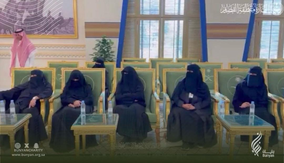 شاركت  جمعية بنيان الخيرية النسائية للإسكان في ورشة عمل تحمل عنوان "دور الجمعيات في تعزيز مستهدفات برامج الإسكان التنموي" التي دعت إليها ونظّمتها  إمارة منطقة القصيم برعاية كريمة من صاحب السمو الملكي الأمير الدكتور  فيصل بن مشعل بن سعود بن عبدالعزيز  أمير منطقة القصيم
وتأتي رعاية سموّه لهذه الورشة تأكيدًا على حرص سموه على معالجة التحديات التي تواجه القطاع غير الربحي في مجال  الإسكان التنموي والاطلاع على أبرز المنجزات والمبادرات التي تسهم في رفع جودة حياة الأسر المستفيدة،إضافة إلى دعم الشراكات الهادفة لتعزيز أثر برامج الإسكان التنموي في المنطقة